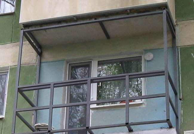Альтернативное остекление балкона оргстеклом вместо стекла Дрезна