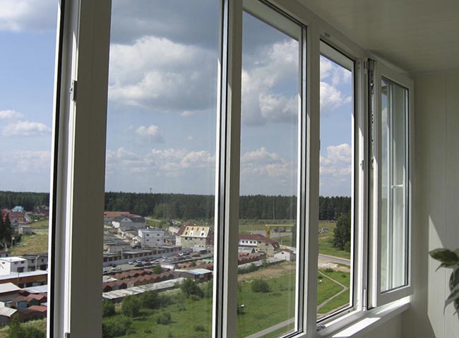 Сколько стоит застеклить балкон пластиком: цена Дрезна